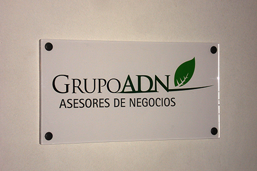 cartel en acrílico con frente en vinilo impreso